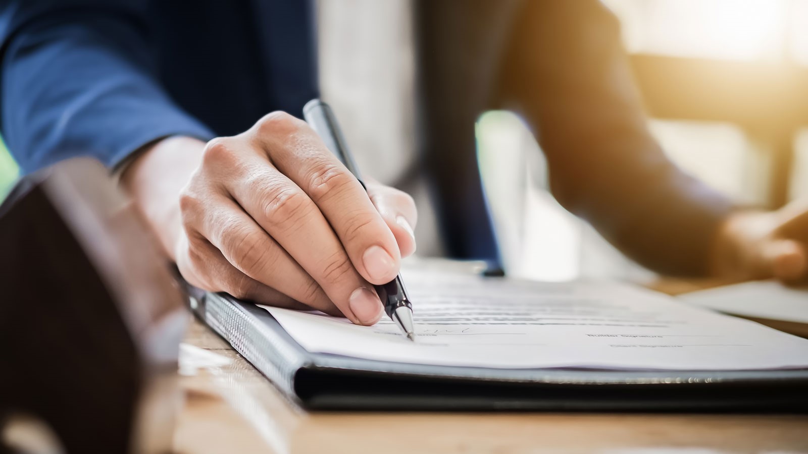 iStock-875093682-rapport-contract1600x900